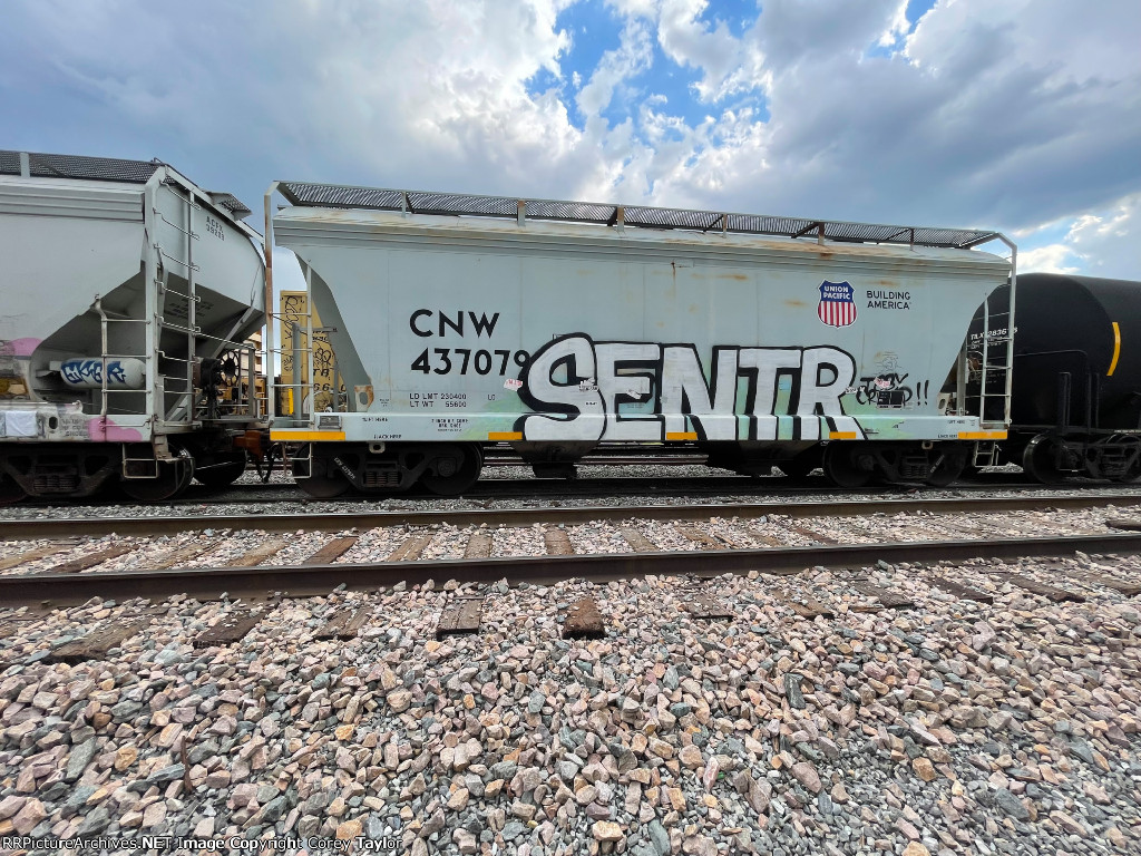 CNW 437079